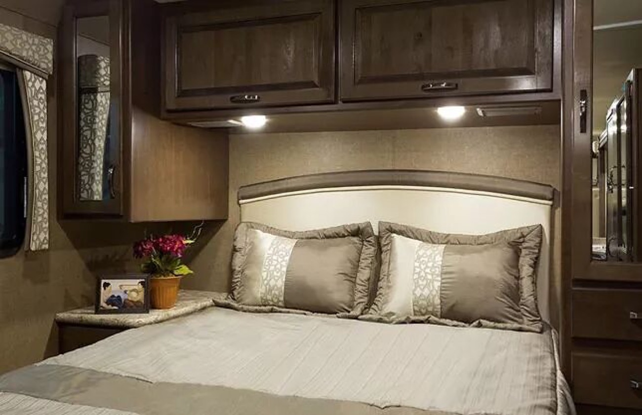 2019 Thor Motor Coach Chateau 31Y Review